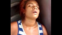 Mulher bebada dormindo no ônibus e sendo filmada