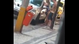 Flagra de sexo real no meio da rua encostada no carro