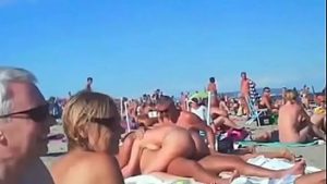 Mulheres transam na praia de nudismo com os maridos