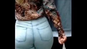 Mulher gostosa rabuda de calça jeans desfilando e filmando