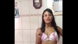 Morena novinha rabuda em dança sensual na webcam