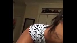 Novinha em vídeo sensual dançando pelada no quarto