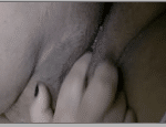 Mae se masturbando com os dedos dentro da bucetinha molhada