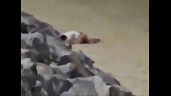 Novinha dando na praia escondida atrás das pedras