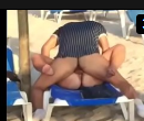 Trepando na praia comendo a vagina da morena safada de perna aberta