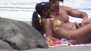 Mulher transando na praia de ladinho com o namorado